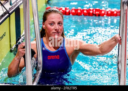 EINDHOVEN, NIEDERLANDE - 11. APRIL: Kira Toussaint feiert niederländischen Seniorenrekord im Frauen-100m-Rückschlag während des Eindhoven Qualification Meet Stockfoto