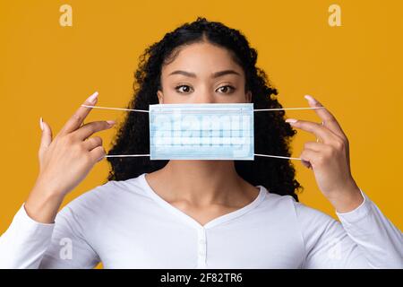 Schutz Vor Viren. Porträt Einer Jungen Schwarzen Frau Mit Medizinischer Gesichtsmaske Stockfoto