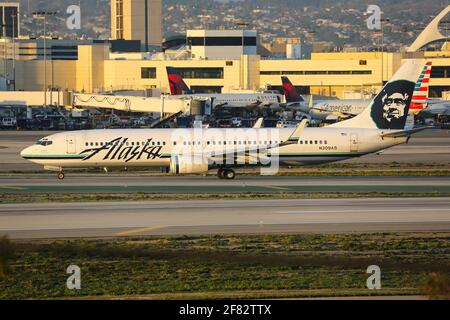 Los Angeles, USA - 20. Februar 2016: Los Angeles, USA – 20. Februar 2016: Alaska Airlines Boeing 737-900 am Flughafen Los Angeles (LAX) in den Vereinigten Staaten Stockfoto