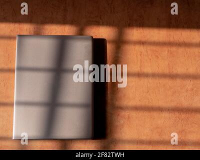 Büro zu Hause mit IT-Ausrüstung und Online-Kommunikation. Arbeiten von zu Hause aus und Fernzugriffskonzept. Selektiver Fokus und Sonnenlicht auf IT-Ausrüstung Stockfoto