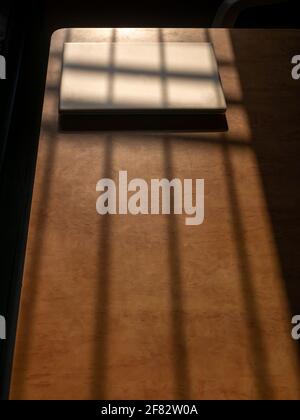 Büro zu Hause mit IT-Ausrüstung und Online-Kommunikation. Arbeiten von zu Hause aus und Fernzugriffskonzept. Selektiver Fokus und Sonnenlicht auf IT-Ausrüstung Stockfoto