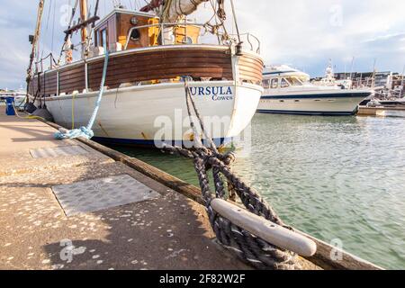 Ein traditionelles Thames-Barge-Segelboot Ursula, das in Cowes auf der Isle of Wight festgemacht ist. Stockfoto