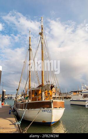 Ein traditionelles Thames-Barge-Segelboot Ursula, das in Cowes auf der Isle of Wight festgemacht ist. Stockfoto