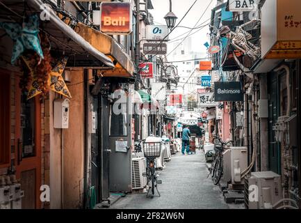 Tokio - 26. März 2019 - Blick am frühen Morgen auf die Shinjuku Golden Gai Bars in Tokio, Japan Stockfoto