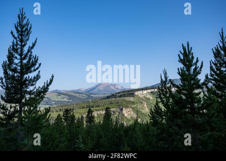 Blick vom Trail auf den Bunson Peak in Yellowstone Nationalpark Stockfoto