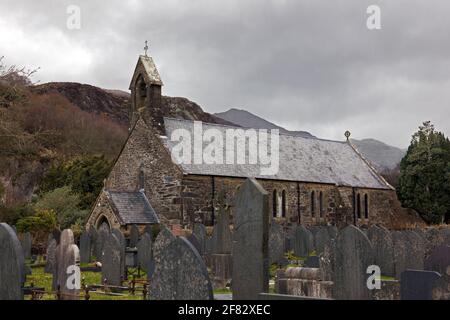 Die Kirche der Heiligen Maria in Beddgelert, Snowdonia, ist jetzt ein denkmalgeschütztes Gebäude. Teile der mittelalterlichen Struktur der Kirche bleiben erhalten. Stockfoto