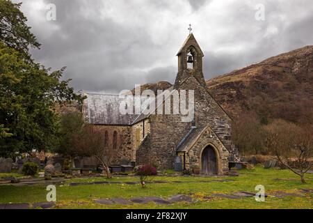 Die Kirche der Heiligen Maria in Beddgelert, Snowdonia, ist jetzt ein denkmalgeschütztes Gebäude. Teile der mittelalterlichen Struktur der Kirche bleiben erhalten. Stockfoto