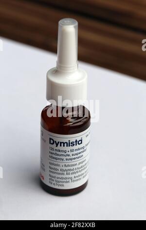 Dymista Nasenspray: 125 Mikrogramm Azelastin und 50 Mikrogramm Fluticason. Intranasales Spray, das Allergiesymptome und geschwollene Schleimhäute lindert Stockfoto