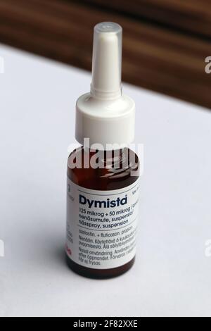 Dymista Nasenspray: 125 Mikrogramm Azelastin und 50 Mikrogramm Fluticason. Intranasales Spray, das Allergiesymptome und geschwollene Schleimhäute lindert Stockfoto