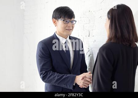 Geschäftsleute schütteln sich die Hände. Abschluss eines Meetings Stockfoto