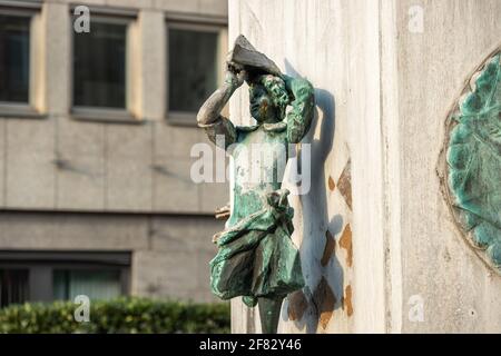 Figur an einem Brunnen in der Breiten Straße in Köln Stockfoto