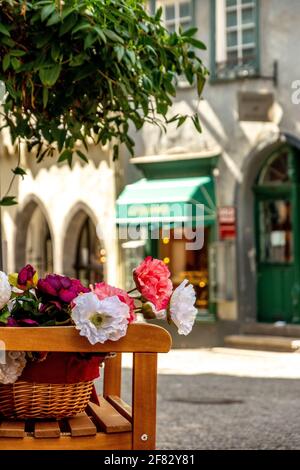 Blumendekoration in einer Gasse in Limburg an der Lahn Stockfoto