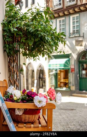 Blumendekoration in einer Gasse in Limburg an der Lahn Stockfoto