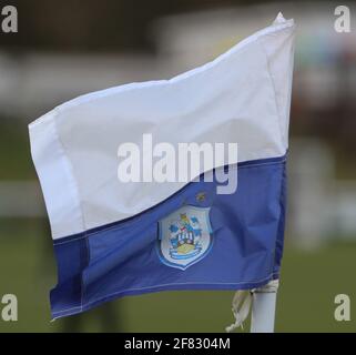 Huddersfield, Großbritannien. April 2021. Vor dem Womens FA Cup Spiel zwischen Huddersfield Town und Brighouse Town in der Stafflex Arena in Huddersfield weht eine Eckflagge im Wind Quelle: SPP Sport Pressefoto. /Alamy Live News Stockfoto