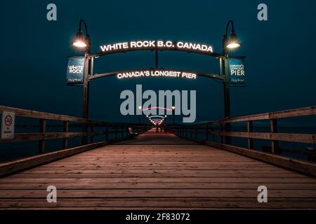 Low Weitwinkel Aufnahme des White Rock Pier, Kanada Stockfoto