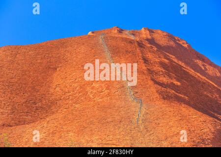 Uluru, Northern Territory, Australien - 26. Aug 2019: Sicherheitskette, 138 Stahlpfosten, lackierte Richtlinien entlang des Ayers Rock im Uluru-Kata Tjuta National Stockfoto