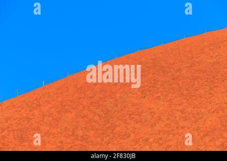Uluru, Northern Territory, Australien - 25. Aug 2019: Sicherheitskette, 138 Stahlpfosten, lackierte Richtlinien entlang des Ayers Rock im Uluru-Kata Tjuta National Stockfoto