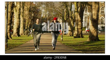 Lizzy Heathcote und Hero Brown laufen in Highbury Fields.pic David Sandison 22/12/2003 Stockfoto