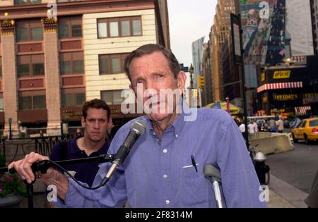 Der ehemalige Generalanwalt Ramsey Clark spricht am 30. Juni 2004 gegen die Ablehnung der NYPD, die Gruppen während der Republikanischen Nationalkonvent die Erlaubnis erteilt hat, zu protestieren. Die Demonstranten, die sich außerhalb des Madison Square Garden, dem Ort der Konvention, befinden, haben auch ihre Unzufriedenheit mit der Beteiligung der Vereinigten Staaten am Irak und dem Mangel an Respekt für die Souveränität verschiedener Nationen kundgetan. Mehrere Gruppen haben mit der Polizei über das Recht auf Protest und Kundgebung an Orten in der Nähe des Veranstaltungsortes verhandelt. (Foto von Richard B. Levine) Stockfoto