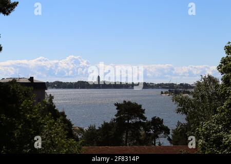 Ein Blick von der Zooinsel Korkeasaari in die Innenstadt von Helsinki, Juni 2019. Sonniger Sommertag. Sie können Wälder, Boote und Gebäude der Hauptstadt sehen. Stockfoto