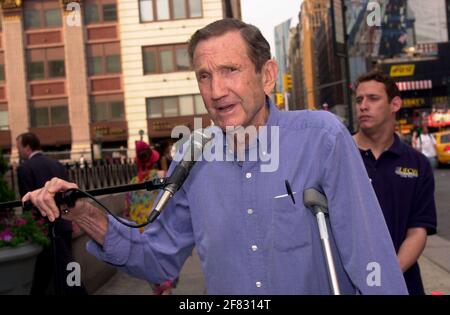 Der ehemalige Generalanwalt Ramsey Clark spricht am 30. Juni 2004 gegen die Ablehnung der NYPD, die Gruppen während der Republikanischen Nationalkonvent die Erlaubnis erteilt hat, zu protestieren. Die Demonstranten, die sich außerhalb des Madison Square Garden, dem Ort der Konvention, befinden, haben auch ihre Unzufriedenheit mit der Beteiligung der Vereinigten Staaten am Irak und dem Mangel an Respekt für die Souveränität verschiedener Nationen kundgetan. Mehrere Gruppen haben mit der Polizei über das Recht auf Protest und Kundgebung an Orten in der Nähe des Veranstaltungsortes verhandelt. (Foto von Richard B. Levine) Stockfoto