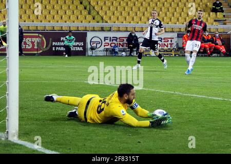 PARMA, ITALIEN - 10. APRIL: Torwart Gianluigi Donnarumma vom AC Mailand während der Serie A Spiel zwischen Parma Calcio und AC Mailand im Stadio Ennio Tardin Stockfoto