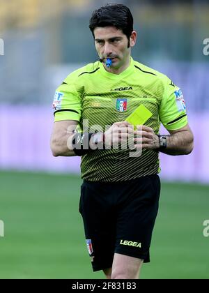 PARMA, ITALIEN - APRIL 10: Schiedsrichter Fabio Maresca während der Serie A Spiel zwischen Parma Calcio und AC Mailand im Stadio Ennio Tardini am 10. April 2021 in Stockfoto
