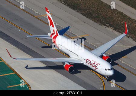 Los Angeles, USA - 20. Februar 2016: Air Canada Rouge Boeing 767-300 am Flughafen Los Angeles (LAX) in den USA. Boeing ist eine Basis für Flugzeughersteller Stockfoto