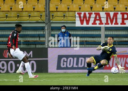 PARMA, ITALIEN - 10. APRIL: Rafael Leao vom AC Mailand schießt beim Serie-A-Spiel zwischen Torwart Luigi Sepe von Parma Calcio auf den dritten Platz seiner Seite Stockfoto