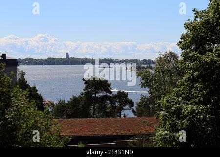 Ein Blick von der Zooinsel Korkeasaari in die Innenstadt von Helsinki, Juni 2019. Sonniger Sommertag. Sie können Wälder, Boote und Gebäude der Hauptstadt sehen. Stockfoto