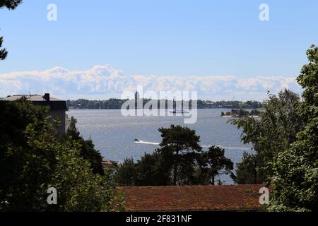 Ein Blick von der Zooinsel Korkeasaari in die Innenstadt von Helsinki, Juni 2019. Sonniger Sommertag. Sie können Wälder, Boote und Gebäude der Hauptstadt sehen. Stockfoto