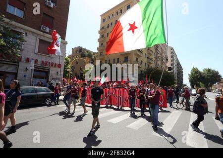 Roma, Italia - 25 aprile 2018: Il corteo dell'Anpi sfila per le strade della capitale in occasione dell'anniversario della Liberazione d'Italia Stockfoto