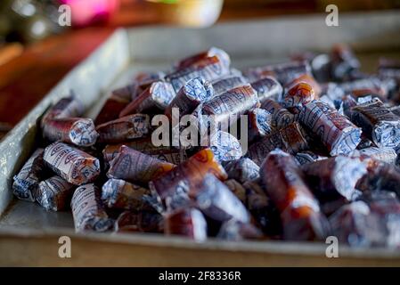 Dodol wird aus Kokosmilch, Jaggery und Reismehl hergestellt und ist klebrig, dick und süß. Aufgenommen@Garut, West Java, Indonesien Stockfoto