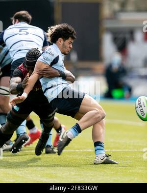 LONDON, GROSSBRITANNIEN. 11. APRIL: Connor Tupai von Bedford Blues wird von Maro Itoje von Saracens während des Greene King IPA Championship-Spiels zwischen Saracens und Bedford Blues im Allianz Park, London, am Sonntag, 11. April 2021, angegangen. (Kredit: Juan Gasparini, MI News) Kredit: MI Nachrichten & Sport /Alamy Live Nachrichten Stockfoto