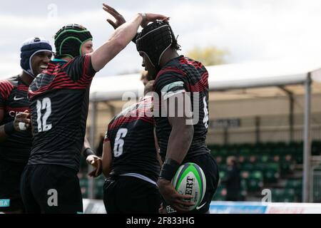 LONDON, GROSSBRITANNIEN. 11. APRIL: Maro Itoje von Saracens feiert mit seinen Teamkollegen, nachdem er beim Greene King IPA Championship-Spiel zwischen Saracens und Bedford Blues am Sonntag, 11. April 2021, im Allianz Park, London, einen Versuch gemacht hat. (Kredit: Juan Gasparini, MI News) Kredit: MI Nachrichten & Sport /Alamy Live Nachrichten Stockfoto
