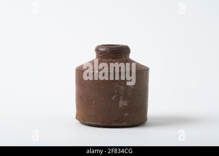 Antike Keramik Tintenfass in Guyana gesammelt, aus der Zeit der britischen Besatzung, um 1800. Stockfoto