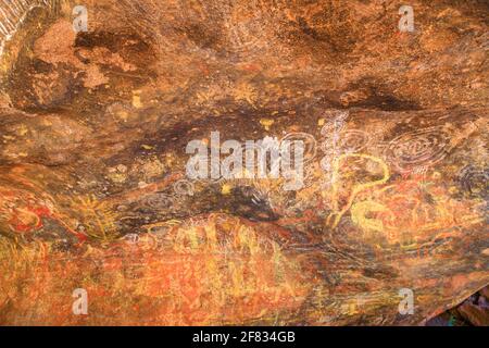 Uluru, Northern Territory, Australien - 24. Aug 2019: Felskunst der Aborigines in der Mutitjulu Cave oder in den Kulpi Mutitjulu, den Anangu-Höhlen entlang der Kuniya Stockfoto