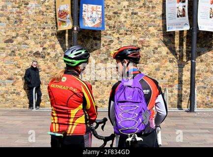 Zwei Radfahrer warten vor Cardiff Castle auf den Waffengruß von 41 zum Todestag von Prinz Philip, Cardiff, Wales Stockfoto