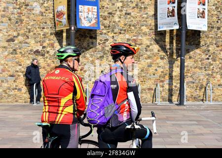 Zwei Radfahrer warten vor Cardiff Castle auf den Waffengruß von 41 zum Todestag von Prinz Philip, Cardiff, Wales Stockfoto