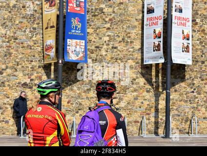 Zwei Radfahrer warten vor Cardiff Castle auf den Waffengruß von 41 zum Todestag von Prinz Philip, Cardiff, Wales Stockfoto