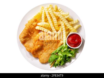 Teller gebratenes paniertes Hühnerfleisch oder Schnitzel mit pommes Frites und Salat isoliert auf weißem Hintergrund, Draufsicht Stockfoto