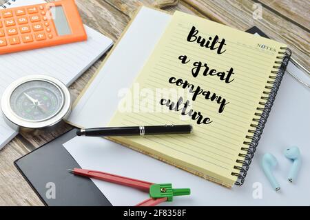 Mit Text geschriebenes Notizbuch HAT EINE GROSSARTIGE UNTERNEHMENSKULTUR GESCHAFFEN Stockfoto