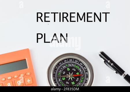 Draufsicht auf Stift, Kompass, Rechner auf weißem Hintergrund mit Text PENSIONSPLAN. Stockfoto