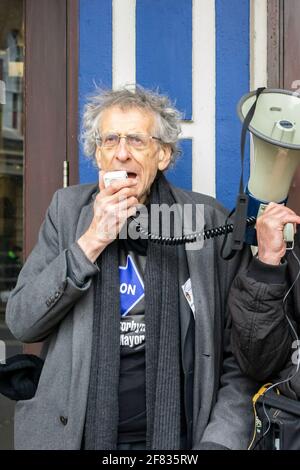 RICHMOND, LONDON, ENGLAND - 10. April 2021: Piers Corbyn spricht auf einem Megaphon, während er seine BÜRGERMEISTERLICHE Kampagne IN Richmond, DIE LONDON LEBEN LASSEN soll, propagiert Stockfoto