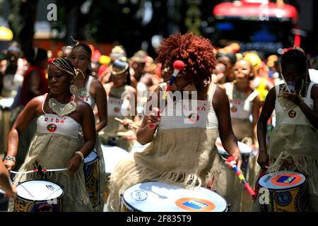 salvador, bahia / brasilien - 3. märz 2014: Mitglieder der Percussion-Band Dida werden während eines Aufführens im Circuito Osmar während des Karnevals der gesehen Stockfoto