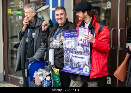 RICHMOND, LONDON, ENGLAND - 10. April 2021: Piers Corbyn spricht auf einem Megaphon, während er seine BÜRGERMEISTERLICHE Kampagne IN Richmond, DIE LONDON LEBEN LASSEN soll, propagiert Stockfoto