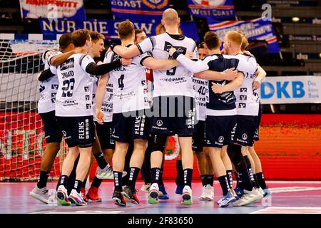 Flensburg, Deutschland. April 2021. Handball: Bundesliga, SG Flensburg-Handewitt - DHfK Leipzig, Matchday 25 in der Flens-Arena. Flensburger Spieler feiern den Sieg gegen Leipzig. Quelle: Frank Molter/dpa/Alamy Live News Stockfoto