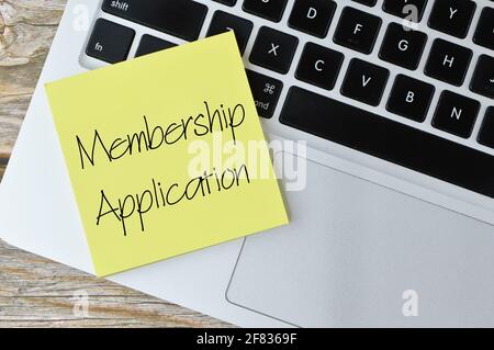 Draufsicht auf Laptop und Memonotiz, die mit DER MITGLIEDSCHAFT geschrieben wurde ANWENDUNG Stockfoto