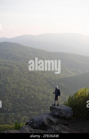 Ein Wanderer, der an einem trüben Morgen den Blick auf den Shenandoah National Park erhaelt. Stockfoto