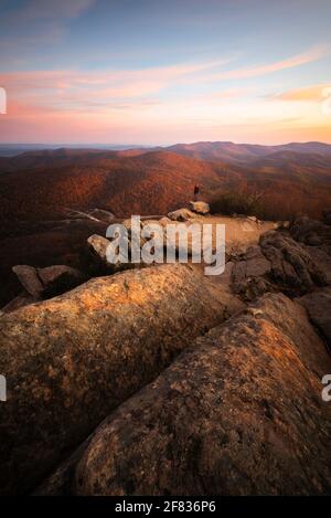 Ein Wanderer, der an einem späten Herbsttag den Blick auf den Shenandoah National Park bei Sonnenaufgang genießen kann. Stockfoto